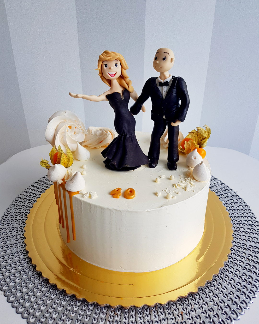 tort weselny z figurkami tort na rocznice ślubu